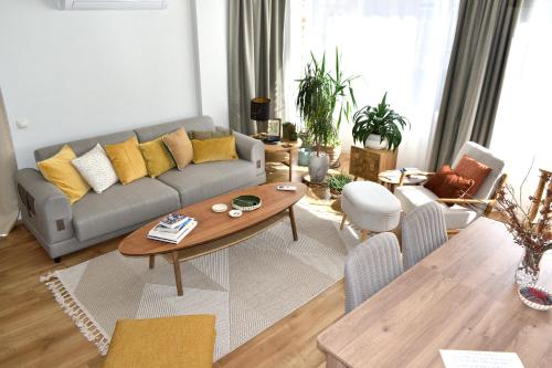 1 queen bed, 1 sofa bed