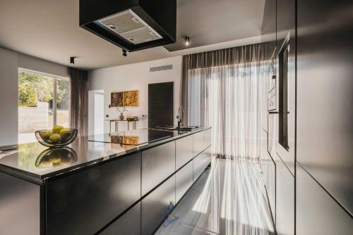 Konyha, Villa Niz I by AwayToCroatia in Valica