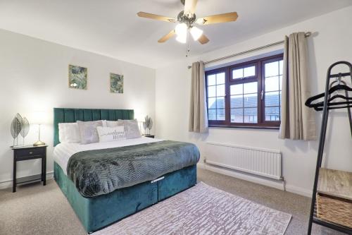 Krevet, Stylish 5-Bedroom House Featuring Garden, Parking & Fast Internet in Basildon