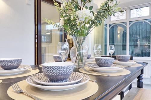 Sadržaji, Stylish 5-Bedroom House Featuring Garden, Parking & Fast Internet in Basildon