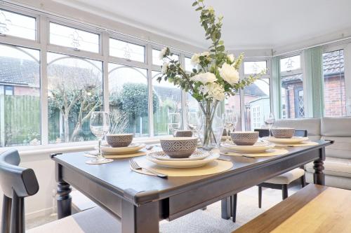 Vrt, Stylish 5-Bedroom House Featuring Garden, Parking & Fast Internet in Basildon