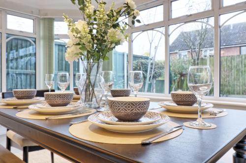 Sadržaji, Stylish 5-Bedroom House Featuring Garden, Parking & Fast Internet in Basildon