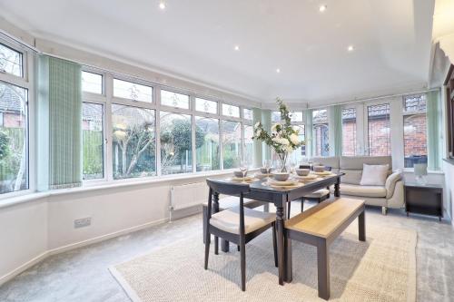 Sadržaji, Stylish 5-Bedroom House Featuring Garden, Parking & Fast Internet in Basildon