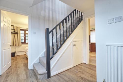 Eksterijer hotela, Stylish 5-Bedroom House Featuring Garden, Parking & Fast Internet in Basildon