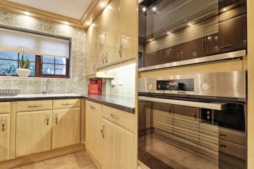kuhinja, Stylish 5-Bedroom House Featuring Garden, Parking & Fast Internet in Basildon