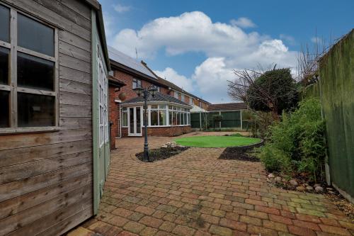 Eksterijer hotela, Stylish 5-Bedroom House Featuring Garden, Parking & Fast Internet in Basildon