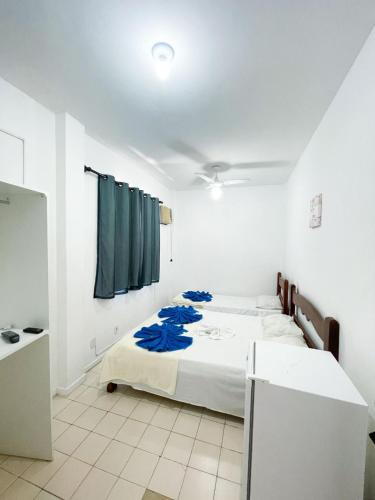 1 double bed, 1 twin bed