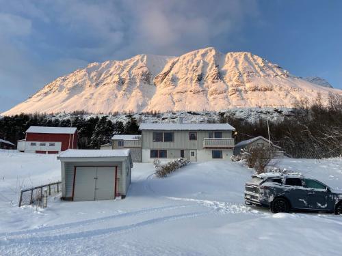 Exterior view, Aurora House under the mountain in Lakselvbukt