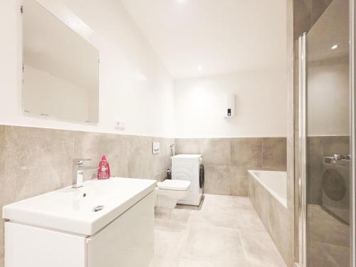 Tolstov Apartments - 5 Room Apartment - Balcony - Kitchen - Washing machine - next to Cologne in Frechen