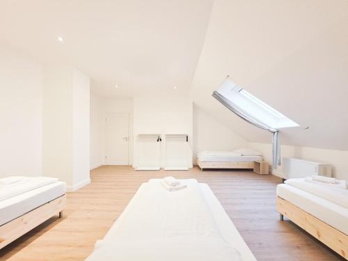 Tolstov Apartments - 5 Room Apartment - Balcony - Kitchen - Washing machine - next to Cologne in Frechen