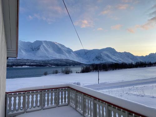 Aurora House under the mountain in Lakselvbukt