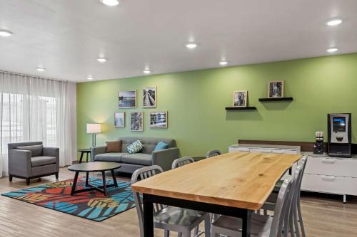 WoodSpring Suites Loves Park - Rockford in Loves Park, USA