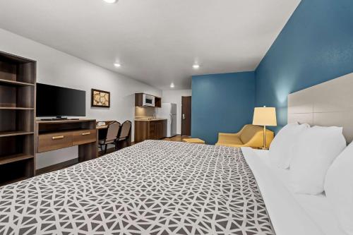 WoodSpring Suites Loves Park - Rockford in Loves Park, USA