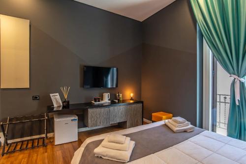 Double Room with Balcony image 10