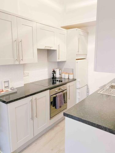 Chic flat close to Edinburgh, Airport, & Zoo in Corstorphine