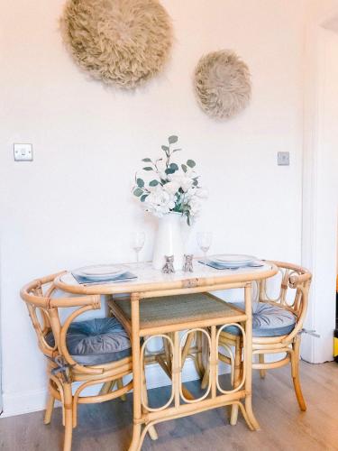 Chic flat close to Edinburgh, Airport, & Zoo in Corstorphine