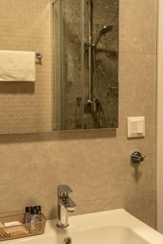 One-Bedroom Apartment image 9
