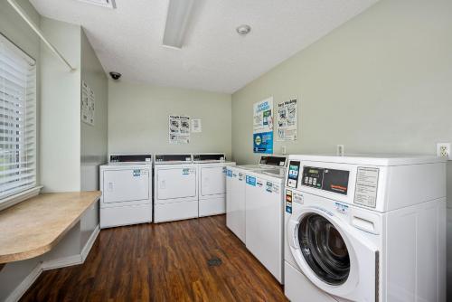 Affordable Suites Greenville - image 8