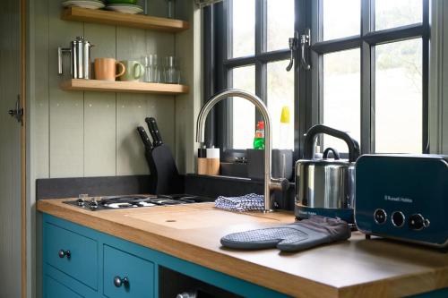 Cosy Shepherds Hut Getaway in East Lothian in Haddington