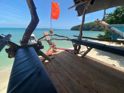 Private Beach Camping on island at Koh Lon Island in ローン島