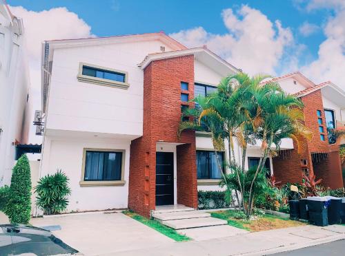 Casa con piscina privada para familias