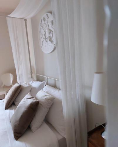 1 queen bed, 1 twin bed