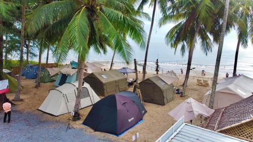 Private Beach Camping on island at Koh Lon Island in ローン島