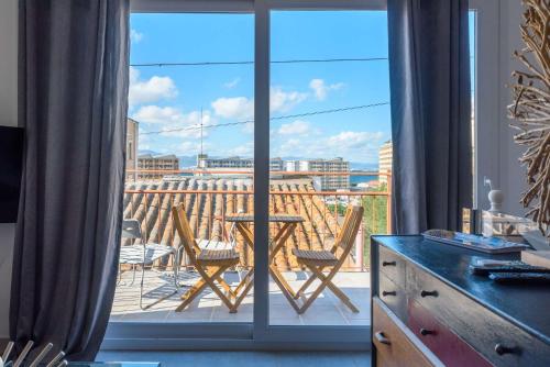 Bright and Lovely 1BR Penthouse in King Street