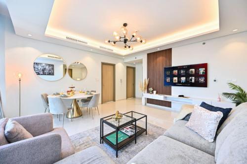 New Luxury SeaView 2Bed - Spectacular Rooftop Infinity Pool Bar & Burj Views! - image 3