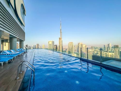 Panoramic Burj Khalifa view-64th flr infinity pool - image 6