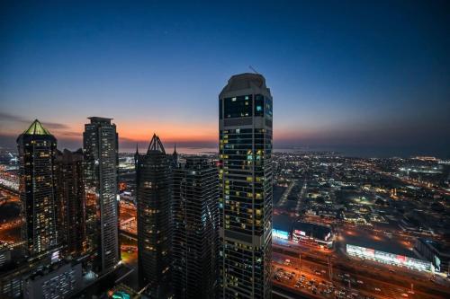 New Luxury SeaView 2Bed - Spectacular Rooftop Infinity Pool Bar & Burj Views! - image 7