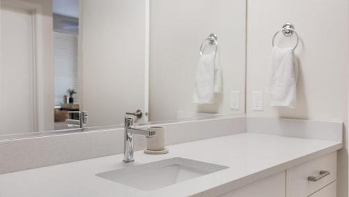 Landing at Marquam Heights - 2 Bedrooms in Southwest Portland