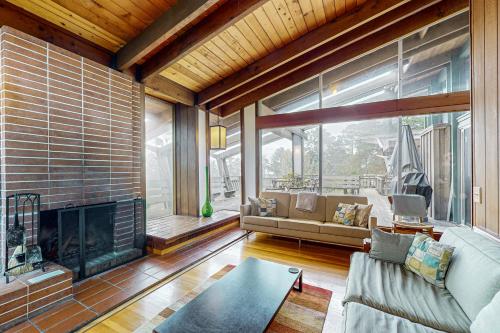 Elk Mid-Century - Guest House - image 8