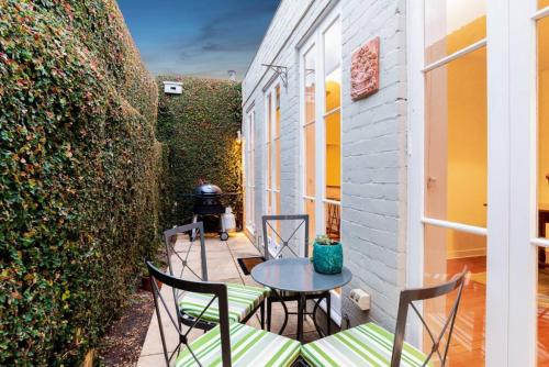 Sun-Soaked Sanctuary in the heart of Richmond - image 3