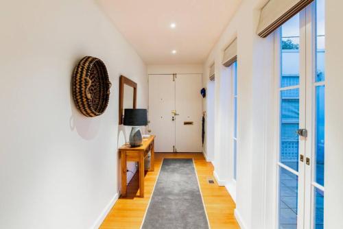 Sun-Soaked Sanctuary in the heart of Richmond - image 5