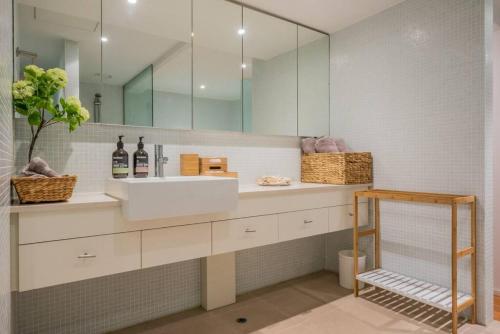 Luxury warehouse apartment close to CBD - image 5