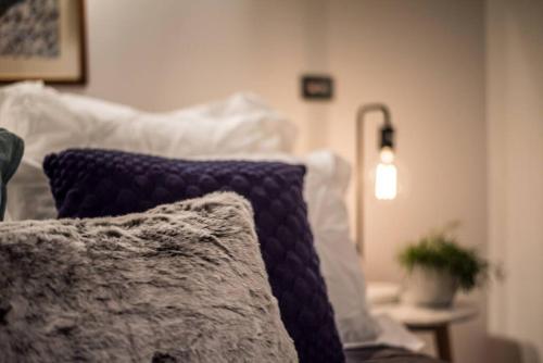 Luxury warehouse apartment close to CBD - image 2