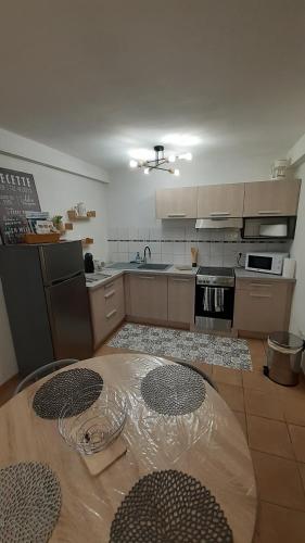 kuchyně, "L'Ostal Daouan" Grand appartement 8 personnes proche La Mongie et Payolle in Campan