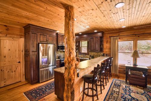 Peaceful Getaway Penrose Cabin with Hot Tub and Pond in Penrose, USA