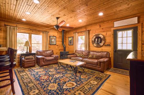 Peaceful Getaway Penrose Cabin with Hot Tub and Pond in Penrose, USA