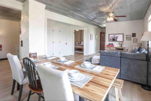 4K Ranch - 10 acre property & home near Hermann 4K Ranch - 10 acre property & home near Hermann