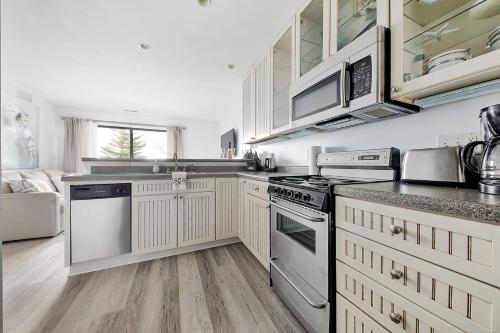 Gorgeous 2 Bedroom Lake View Condo 2780 - image 3