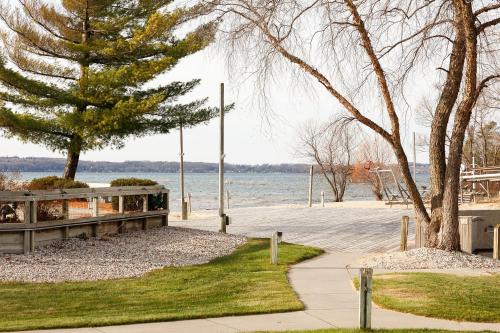Gorgeous 2 Bedroom Lake View Condo 2780 - image 2