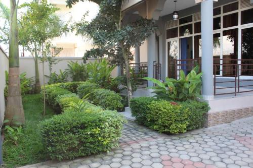 Clayton's place in บูจุมบูรา