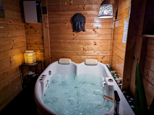 Hot tub, Kis Fakucko, Balatonhoz kozel in Liter