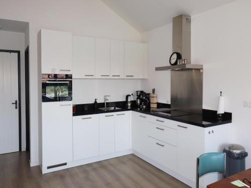 مطبخ, Scenic Stay with Sauna in Dongeradeel