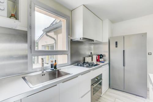 Kitchen, Villa St Simon - 11 couchages, piscine, parking, parfait entre famille, amis ou pros in Angely