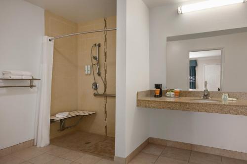 Quality Inn Lake Elsinore - image 10