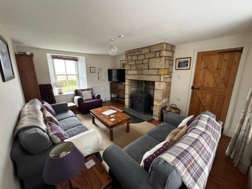 Charming cottage with loch and hill views nr Edinburgh in Cobbinshaw