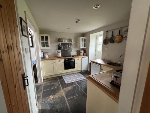 кухня, Charming cottage with loch and hill views nr Edinburgh in Cobbinshaw